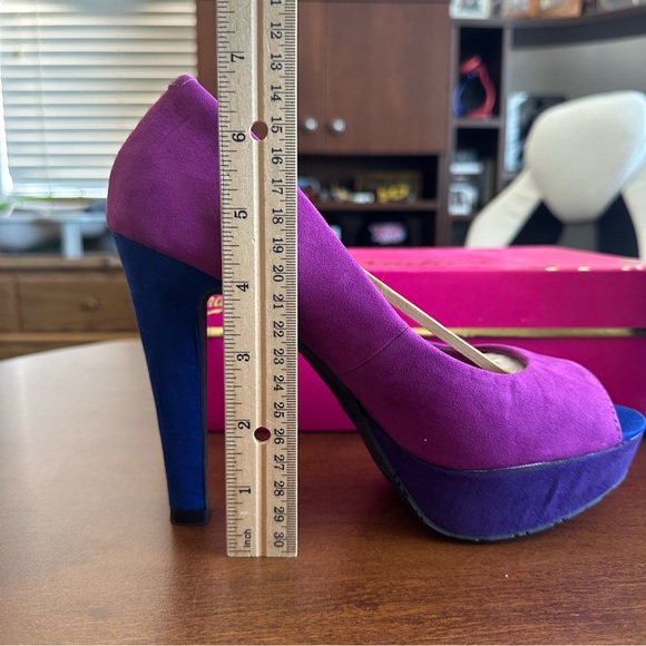 Candie’s Platform Pumps - Picture 6 of 9
